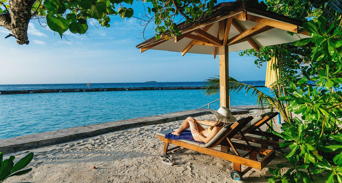 Plage et hôtel en bord de mer illustrant un voyage optimisé en budget